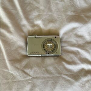 Nikon Coolpix A100 silver digital camera